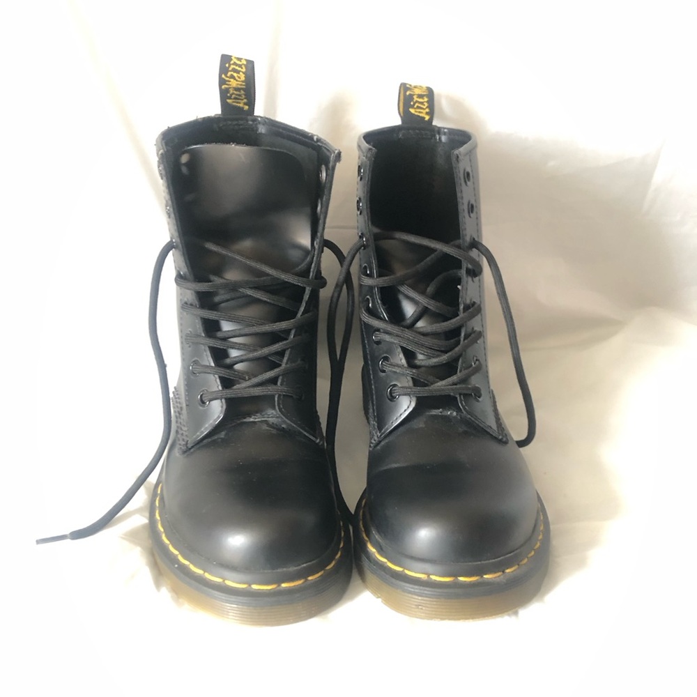 Dr Martens size 7 EU 38 classic lace up boots black leather very good condition